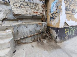Los muros de la Casona San Miguel son utilizados como urinario público por parte de malos ciudadanos.