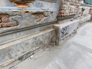 Los muros de la Casona San Miguel son utilizados como urinario público por parte de malos ciudadanos.